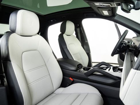 New 2026 Porsche Cayenne Base image 24