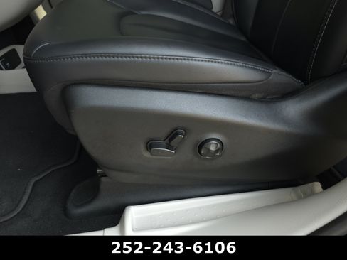 Used 2024 Chrysler Pacifica Touring-L FWD image 11