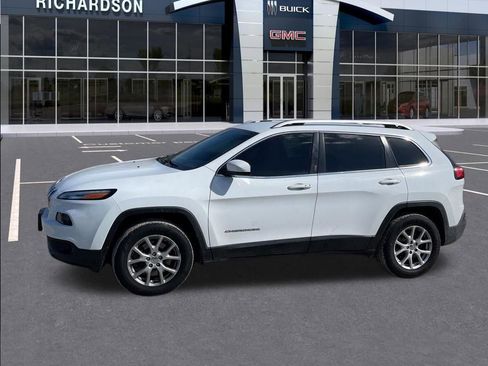 Used 2018 Jeep Cherokee Latitude Plus w/ Cold Weather Group image 2