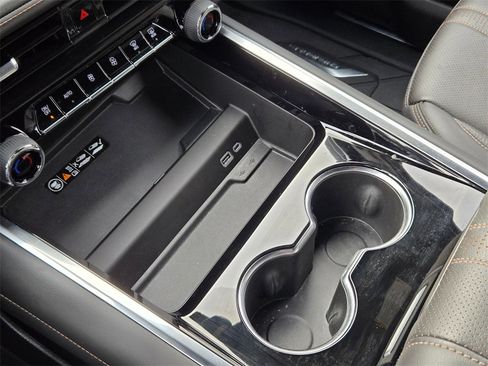 Used 2025 Chevrolet Suburban High Country image 20