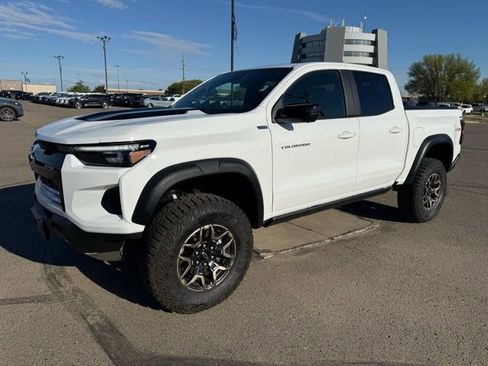 Used 2026 Chevrolet Colorado ZR2 w/ Technology Package AWD/4WD image 6
