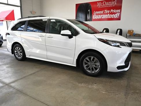 Used 2023 Toyota Sienna LE AWD/4WD image 4