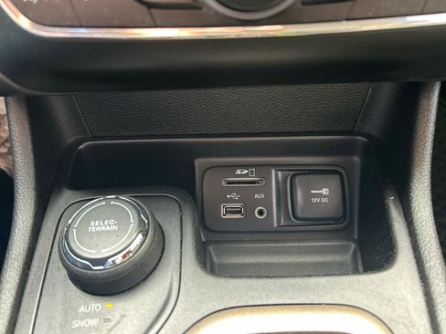 Used 2017 Jeep Cherokee Latitude w/ Cold Weather Group image 15
