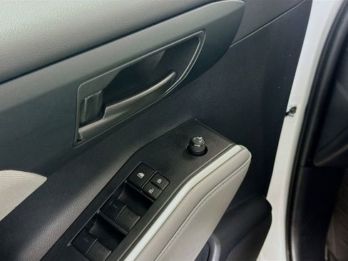 Certified 2023 Toyota Highlander L image 17