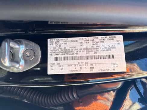 Used 2025 Ford Escape Platinum w/ Premium Technology Package image 32