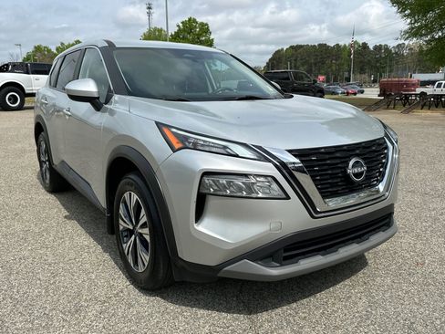 Used 2023 Nissan Rogue SV image 3