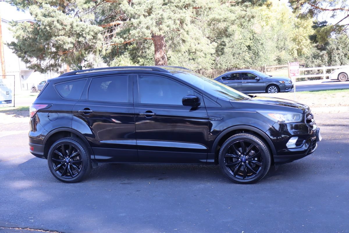 Used 2017 Ford Escape SE w/ Equipment Group 201A AWD/4WD image 2