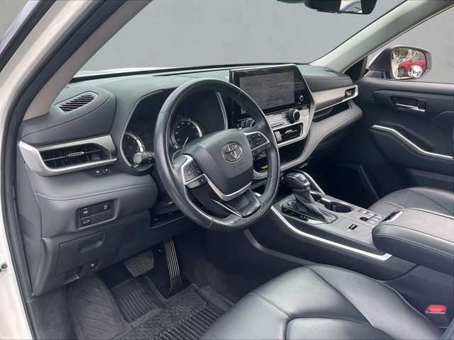 Used 2024 Toyota Highlander XLE FWD image 12