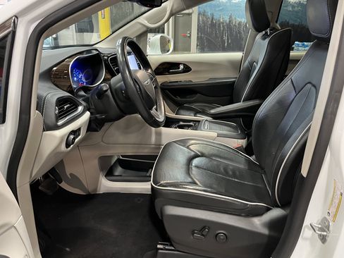 Used 2022 Chrysler Pacifica Limited w/ Uconnect Theater Family Group FWD image 11