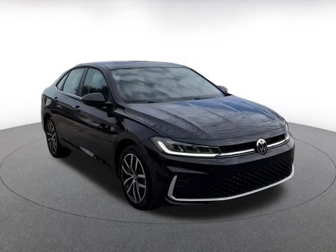 Used 2025 Volkswagen Jetta SE image 3