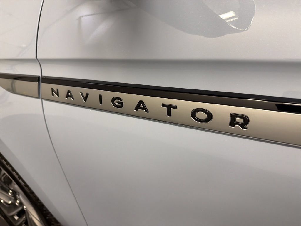 Used 2026 Lincoln Navigator L Reserve AWD/4WD image 46