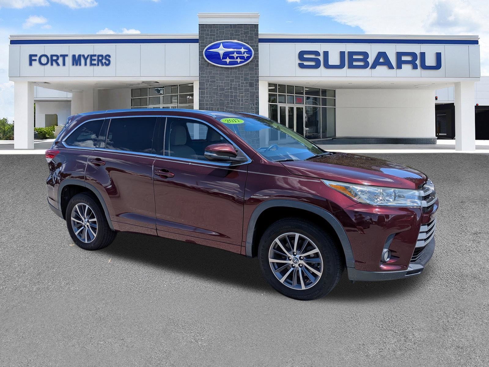 Used 2017 Toyota Highlander XLE FWD image 2