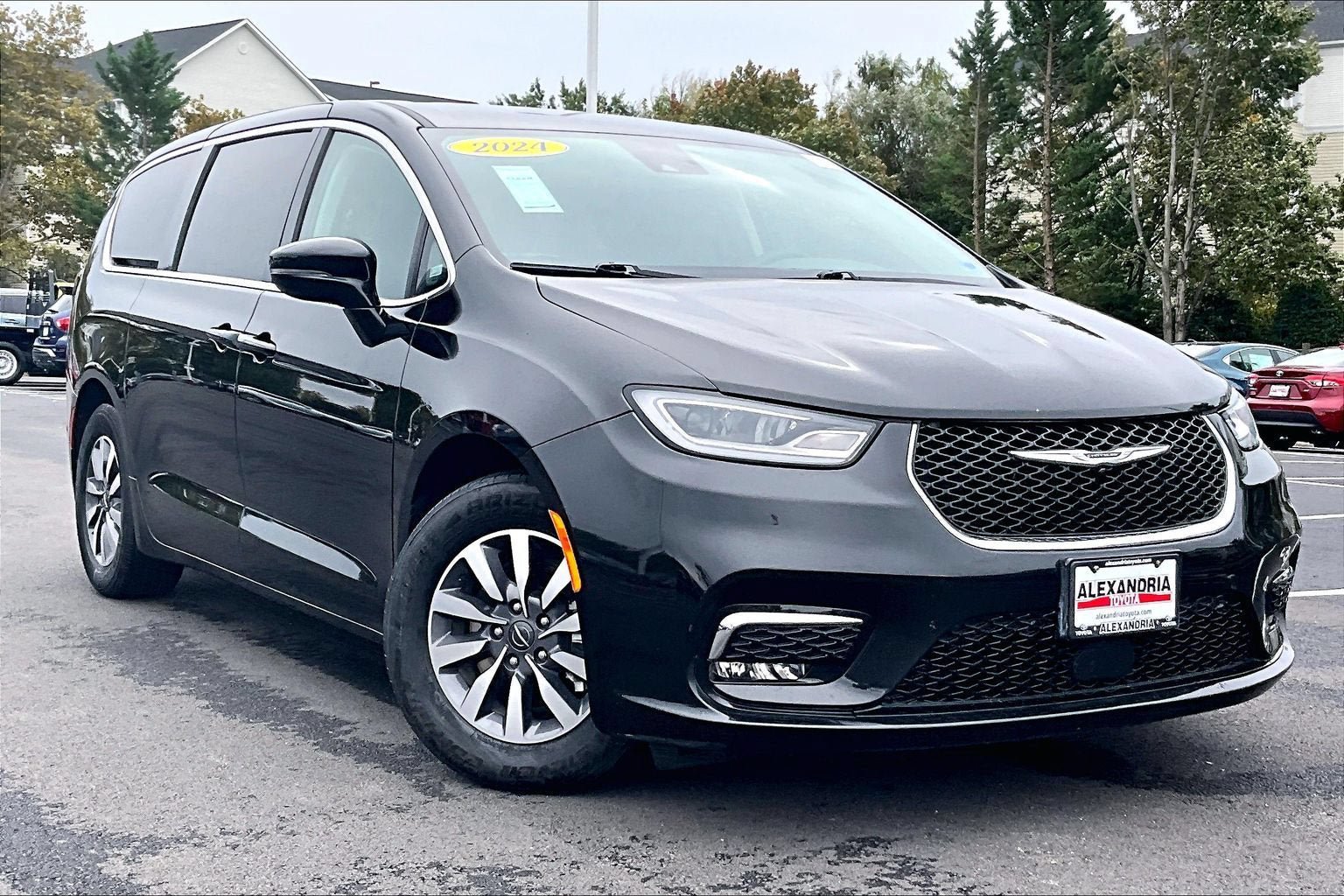 Used 2024 Chrysler Pacifica Limited FWD image 2