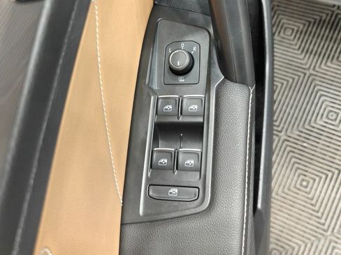 Used 2023 Volkswagen Tiguan SE AWD/4WD image 46