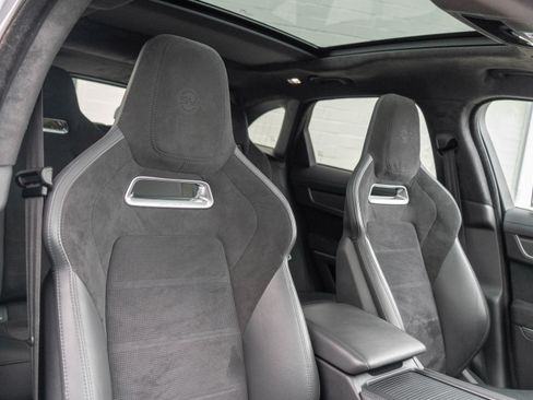 Used 2022 Jaguar F-PACE SVR image 33