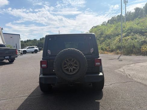 Used 2018 Jeep Wrangler Unlimited Sport S AWD/4WD image 8