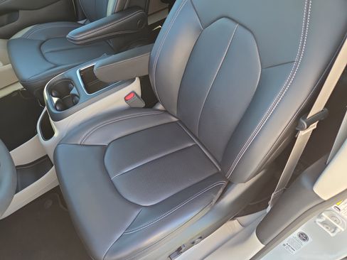 Used 2023 Chrysler Pacifica Touring-L AWD/4WD image 14
