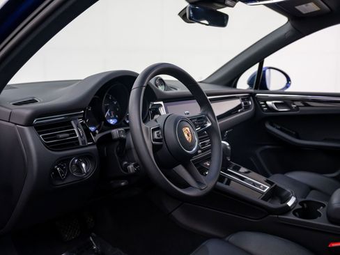 Certified 2026 Porsche Macan AWD/4WD image 4