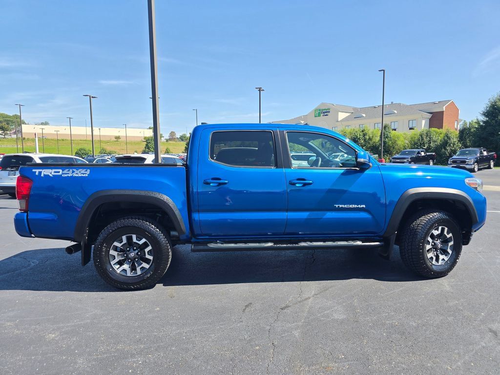 Used 2017 Toyota Tacoma TRD Off-Road AWD/4WD image 9