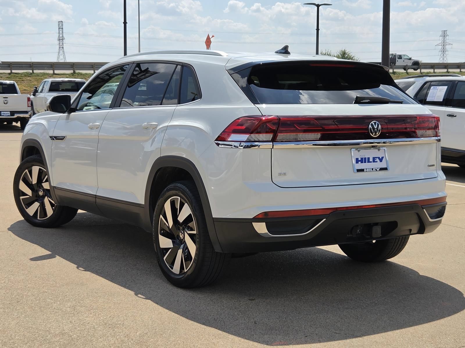 Used 2024 Volkswagen Atlas Cross Sport SE AWD/4WD image 3