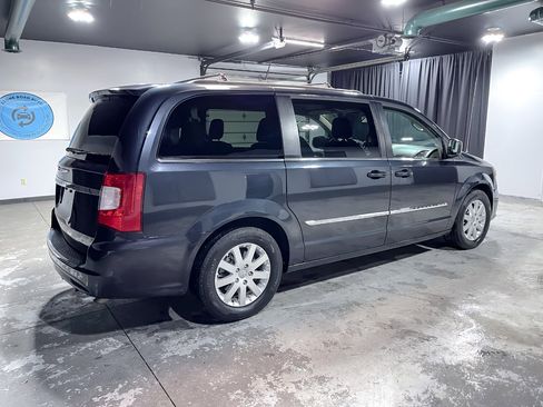 Used 2014 Chrysler Town & Country Touring image 8