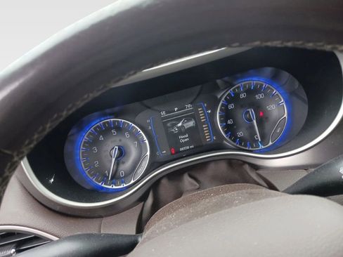 Used 2018 Chrysler Pacifica Touring-L image 4