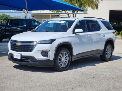 Used 2023 Chevrolet Traverse LT FWD image 2
