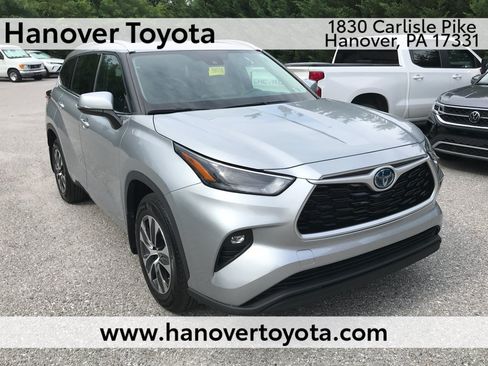 Used 2022 Toyota Highlander XLE AWD/4WD image 1
