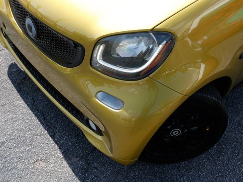 Used 2017 smart fortwo Proxy RWD image 28