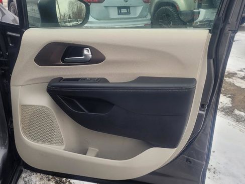 Used 2022 Chrysler Voyager LX image 20