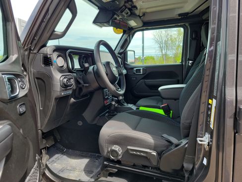 Used 2025 Jeep Wrangler Unlimited Rubicon 4xe w/ Convenience Group AWD/4WD image 7