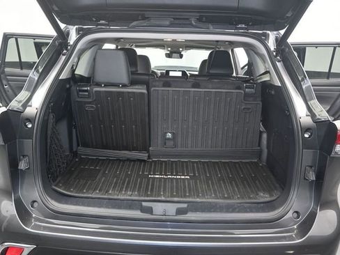Used 2023 Toyota Highlander XLE AWD/4WD image 18
