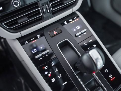 Certified 2023 Porsche Macan image 20