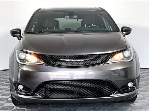 Used 2020 Chrysler Pacifica Touring w/ S Appearance Package FWD image 3