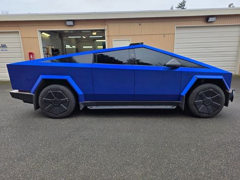 Used 2024 Tesla Cybertruck AWD Crew Cab image 8