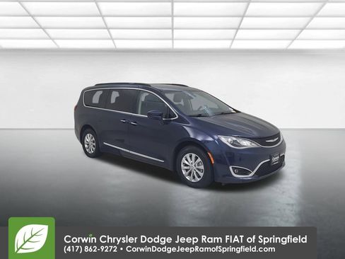 Used 2017 Chrysler Pacifica Touring-L image 3