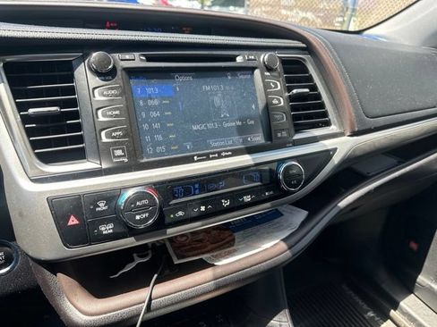 Used 2017 Toyota Highlander Limited AWD/4WD image 14