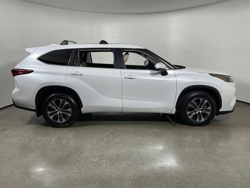 Used 2023 Toyota Highlander XLE FWD image 2