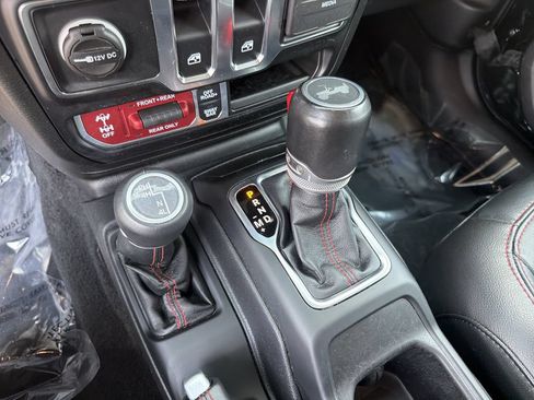 Used 2022 Jeep Wrangler Rubicon w/ Cold Weather Group AWD/4WD image 24