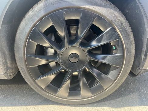 Used 2021 Tesla Model Y Long Range image 4