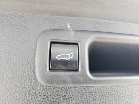 Used 2022 Toyota Highlander XLE AWD/4WD image 17