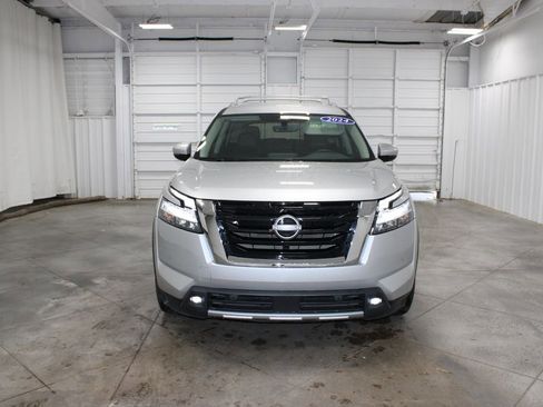 Used 2024 Nissan Pathfinder SL AWD/4WD image 3