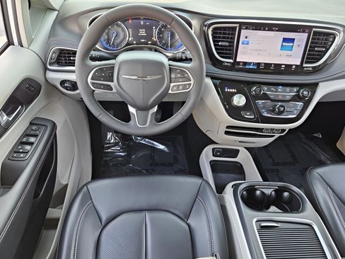 Used 2023 Chrysler Pacifica Touring-L image 11