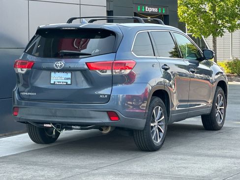 Used 2017 Toyota Highlander XLE FWD image 3