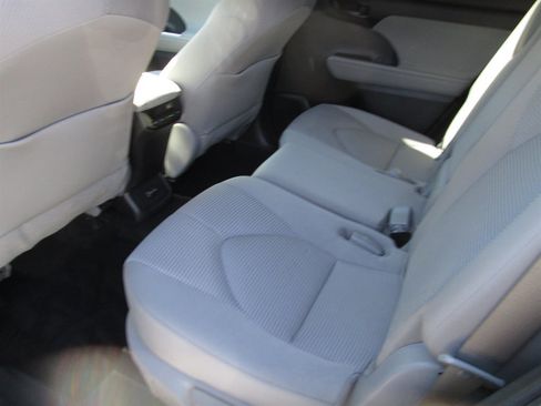 Used 2022 Toyota Highlander L image 8