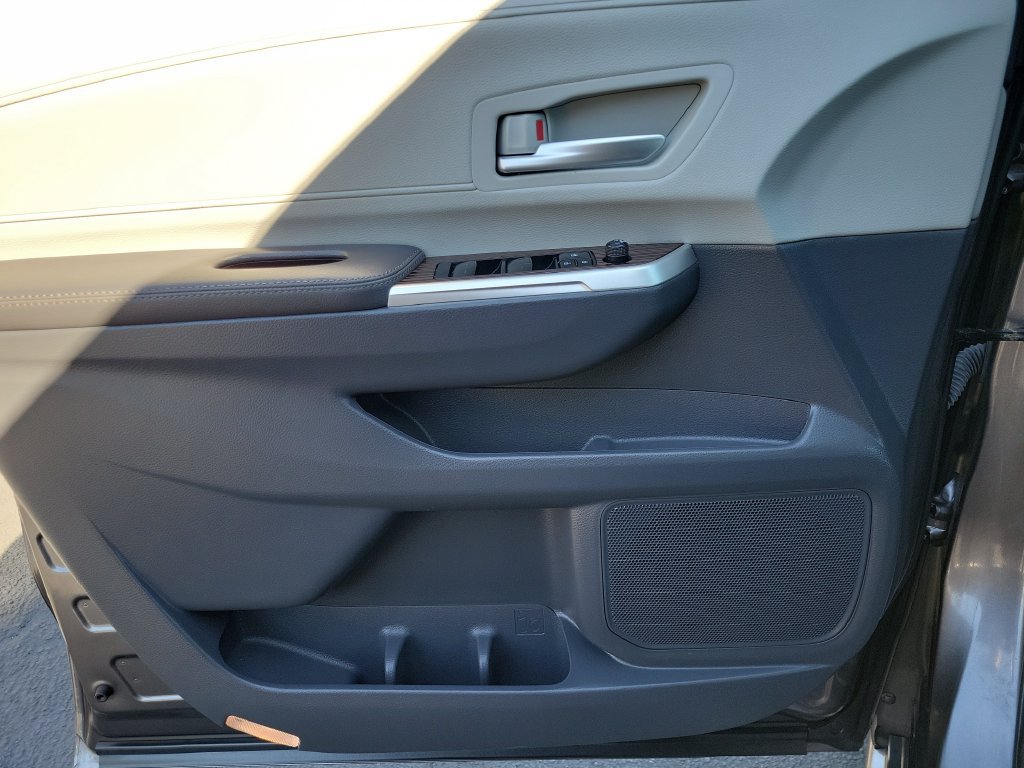 Used 2024 Toyota Sienna XLE FWD image 22