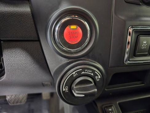 Used 2018 Nissan Titan SV w/ SV Convenience Package image 31