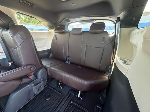 Used 2024 Toyota Sienna Platinum FWD image 22