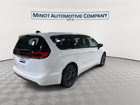 New 2026 Chrysler Pacifica Select image 8