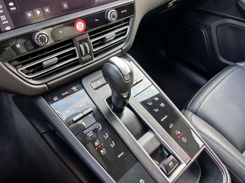 Certified 2024 Porsche Macan image 32